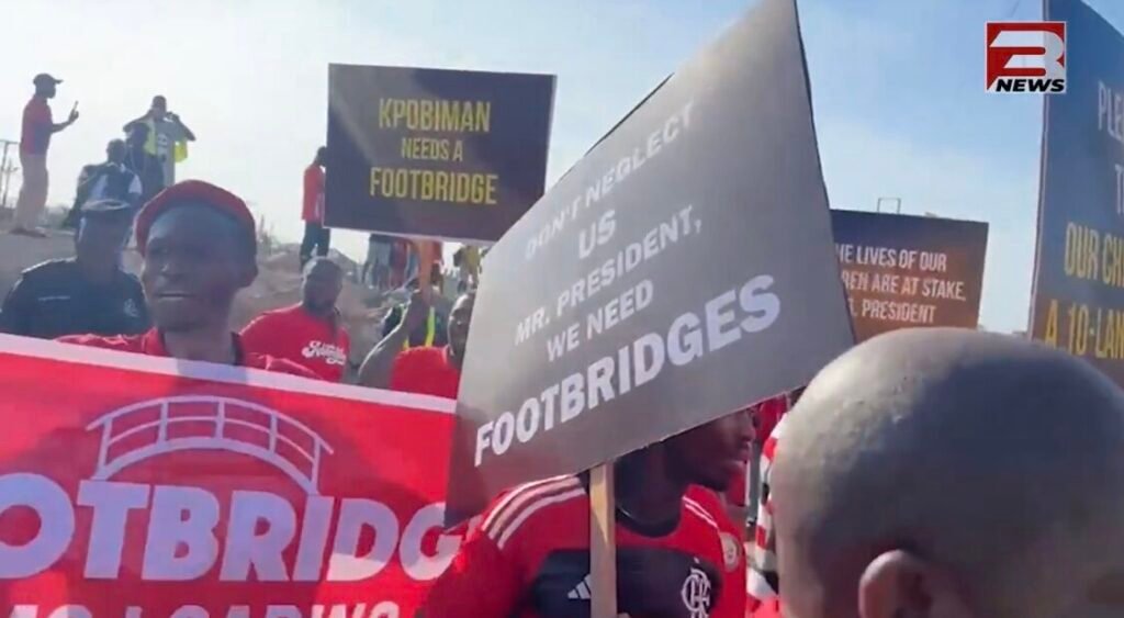 Residents of Sapeiman protest in demand of footbridge