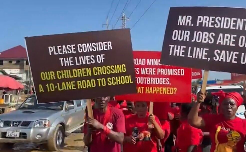 Residents of Sapeiman protest in demand of footbridge