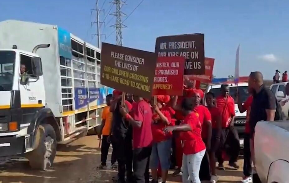 Residents of Sapeiman protest in demand of footbridge